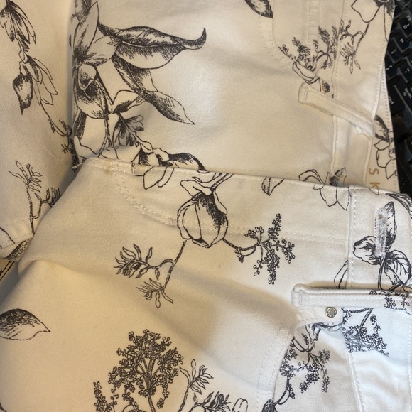 New with tags White House/Black Market
Size 0 High-rise skinny ankle jeans - Picture 7 of 9